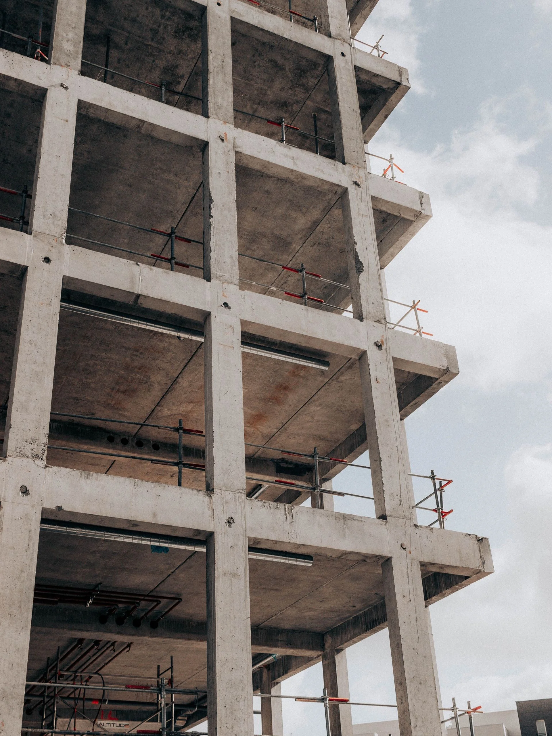 Edificio hospitalario de obra pública durante su construcción.