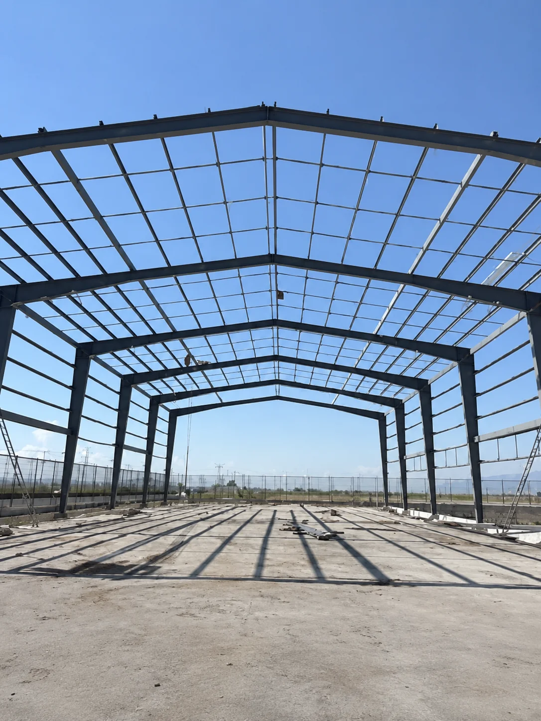 Nave industrial con estructura de acero durante su construcción.