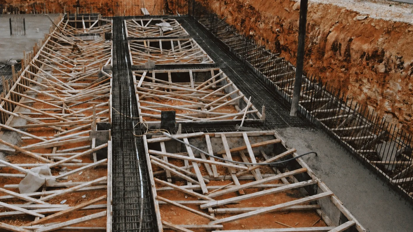 Cimentación de hormigón armado en construcción durante el vertido de hormigón sobre la armadura.