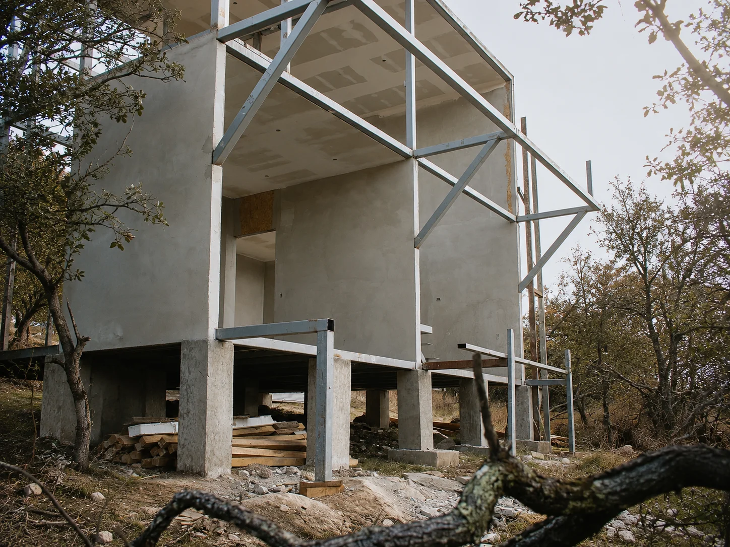 Estructura de una vivienda unifamiliar en fase de obra, con los elementos resistentes visibles.