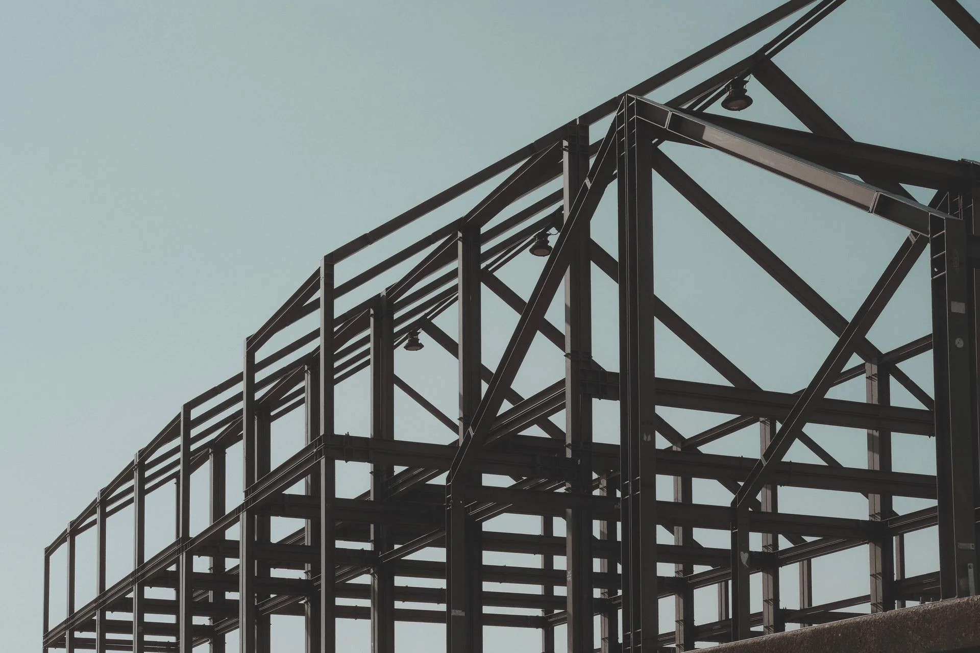 Estructura metálica de una nave industrial en construcción.
